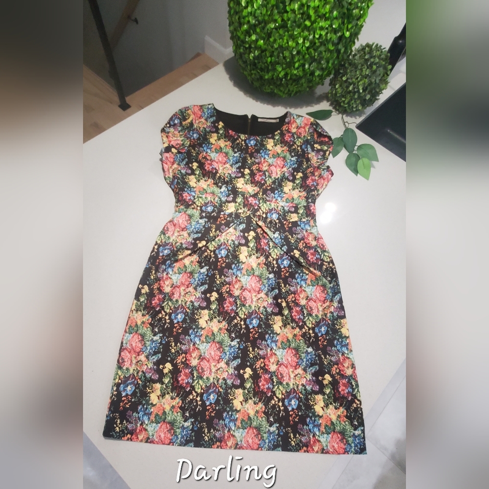 NWOT DARLING Très jolie robe neuve à manches courtes avec motifs effet tissage